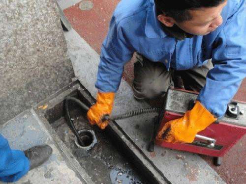 王场镇疏通下水道