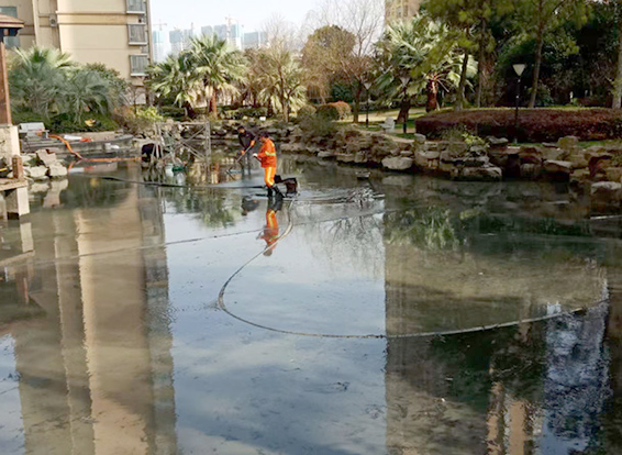王场镇景观池淤泥清理