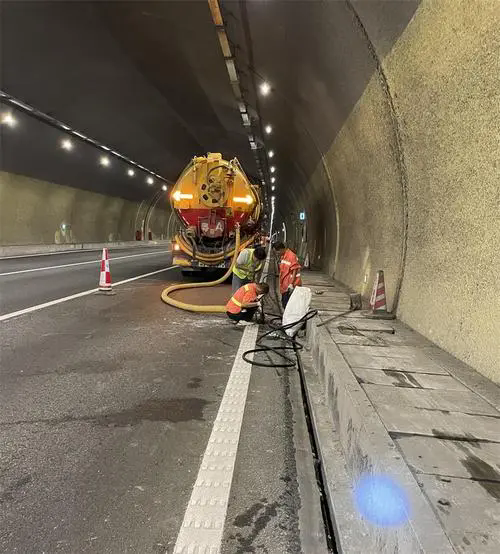 王场镇隧道排水渠清淤